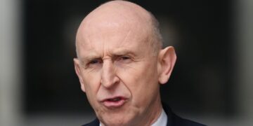 Defensiesecretaris onthult operaties in Midden-Oosten, inclusief neerhalen Iraanse drones