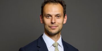 Minister stapt op na controverse over ‘verwerpelijke informatie’ verzameld over journalisten.