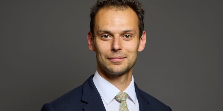 Minister stapt op na controverse over ‘verwerpelijke informatie’ verzameld over journalisten.