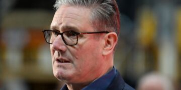 Starmer ontkent ommezwaai na toestemming voor VS-aanvallen op Iran met Britse militaire steun