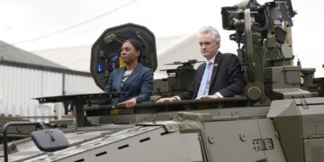 Kemi Badenoch haalt fel uit naar premier over Iran-oorlog.