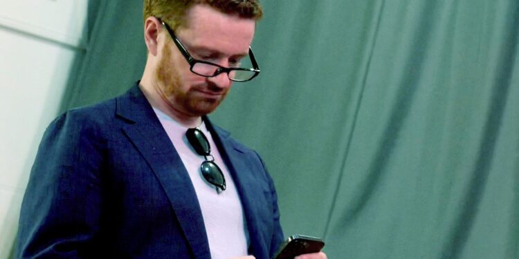 Journalisten strijden voor waarheid in McSweeney telefoonroof complottheorieën