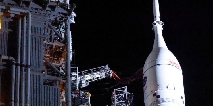 NASA bereidt Artemis II-lancering voor met raket op locatie en bemanning in quarantaine.