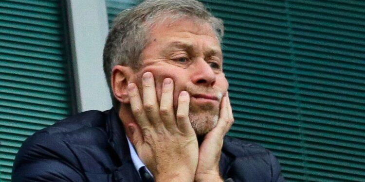 Overheid klaar om Roman Abramovich aan te klagen voor mislopen deadline Chelsea-verkoop.