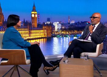 Minister verdedigt uitzetting van asielzoekerskinderen.