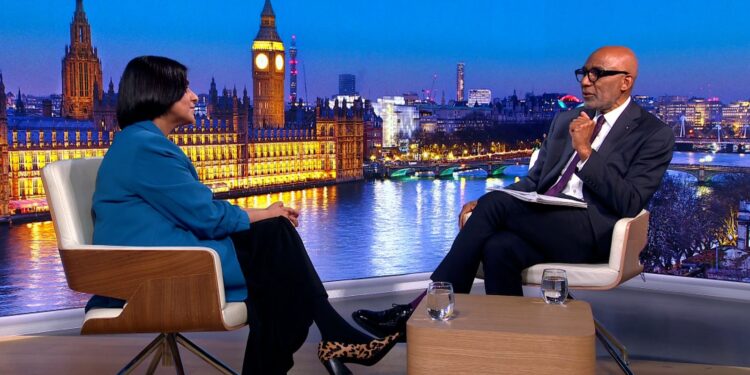 Minister verdedigt uitzetting van asielzoekerskinderen.