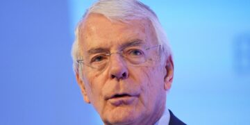 Trump valt Iran aan en bekritiseert Starmer’s benadering van president.