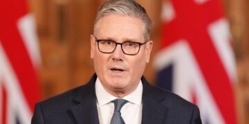 Starmer voorzichtig over Iran vanwege mogelijke chaos door Trump’s aanvallen.