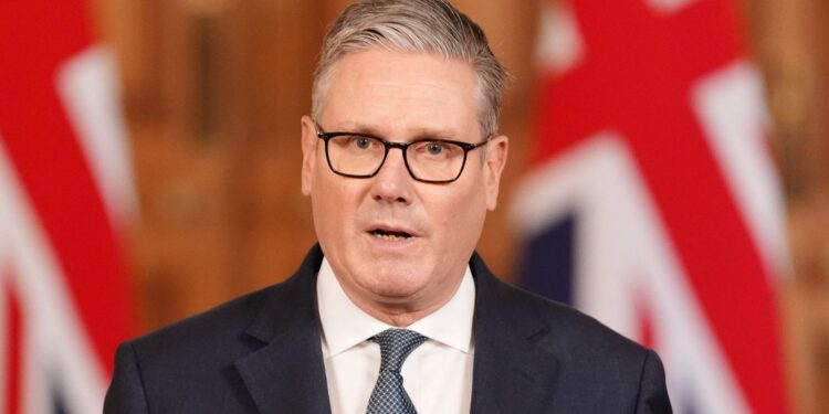 Starmer voorzichtig over Iran vanwege mogelijke chaos door Trump’s aanvallen.