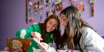 Moeten kinderen verbannen worden van social media? Overheid vraagt het.