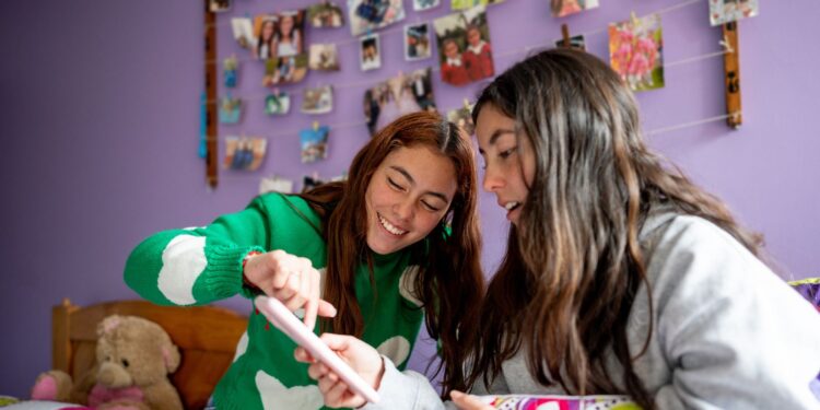 Moeten kinderen verbannen worden van social media? Overheid vraagt het.