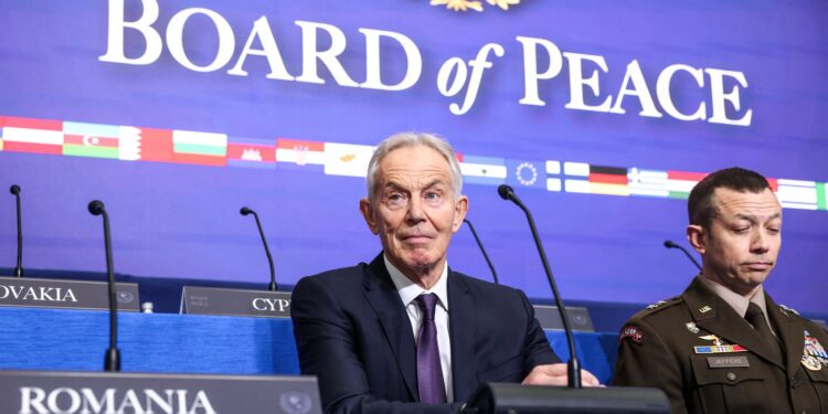 Buitenlandse minister verdedigt Keir Starmer na opmerkingen over Trump en Blair.