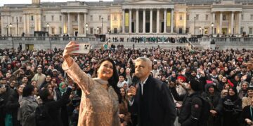 PM veroordeelt Tory voor belediging van islamitisch gebed op Trafalgar Square.
