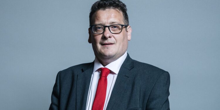 Labour MP geschorst vanwege kritiek op hervorming juryrechtspraak.