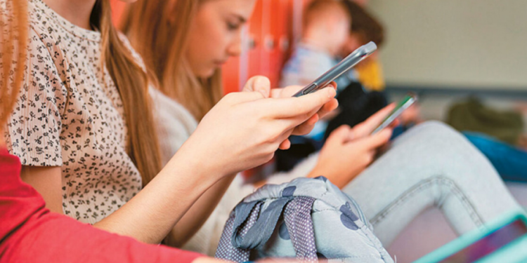 Mobiele telefoons verboden op school in bijna 60% landen wereldwijd.