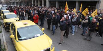 Taxi’s staken morgen, universele sector sluit zich aan in eerste dag