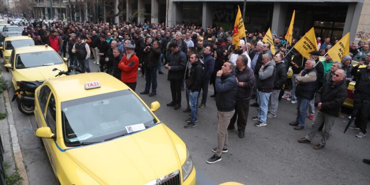 Taxi’s staken morgen, universele sector sluit zich aan in eerste dag
