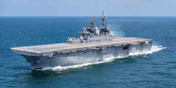 USS Tripoli met mariniers op weg naar Midden-Oosten vanuit Singapore