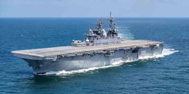 USS Tripoli met mariniers op weg naar Midden-Oosten vanuit Singapore