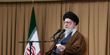 Khamenei’s vrouw overlijdt aan haar verwondingen