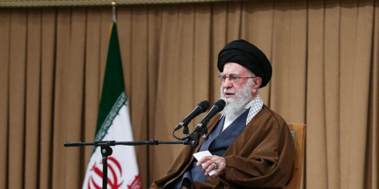 Khamenei’s vrouw overlijdt aan haar verwondingen