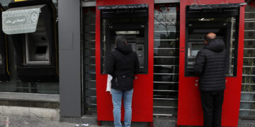 Inflatie en precisie brengen Iraniërs op knieën – Geldautomaten leeg door “druppelaar”