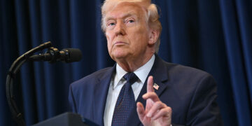 Trump voorspelt korte oorlog en dalende olieprijzen, VS laat Iraanse tankers door