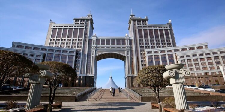 Opbouwen van strategische relatie over 4.000 km: Athene en Astana