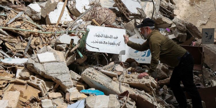 Aoun dreigt met straffen voor aanval op VN-vredeshandhavers – Hezbollah tegen Israëlische onderhandelingen