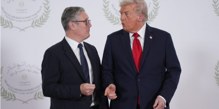 Trump en Starmer pleiten voor herstel navigatie Straat van Hormuz