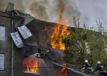 Dodelijke luchtaanval in Oekraïne: tientallen slachtoffers door Russische bombardementen