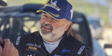 Mario Helopoulos raakt in extase met zijn racewagen