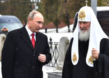 Beeldhouwer veroordeeld voor afbeelden Poetin en patriarch in seksuele ontmoetingen