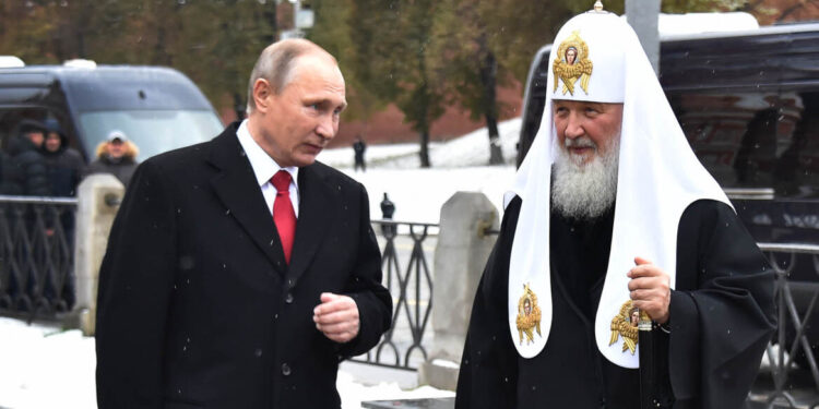 Beeldhouwer veroordeeld voor afbeelden Poetin en patriarch in seksuele ontmoetingen