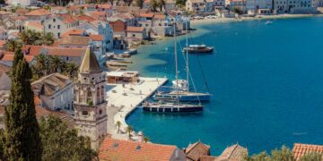 Ontdek de Dalmatische kust van Kroatië: eilandhoppen, verborgen baaien en avontuurlijke belevenissen.