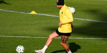 Waarom het veld van Rayo Vallecano andere afmetingen zal hebben tegen AEK