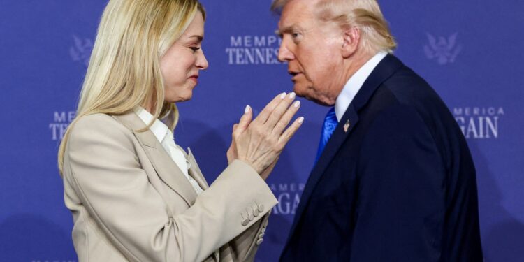 Trump overweegt ontslag procureur-generaal Pam Bondi