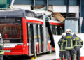 Dodelijk ongeval: trolley crasht tegen supermarkt in Salzburg, één dode en zeven gewonden