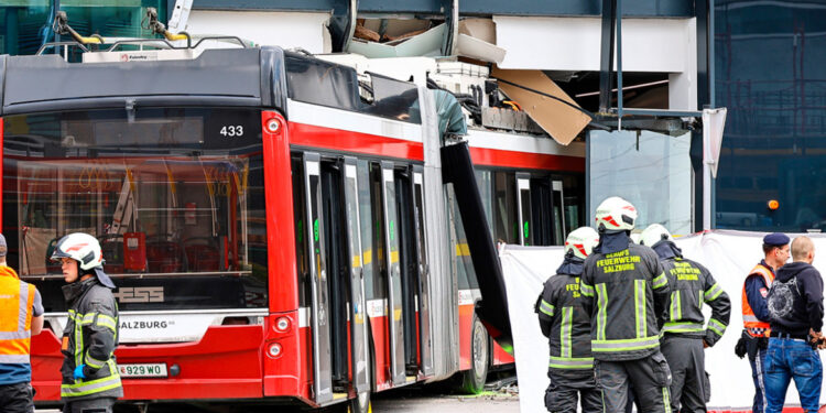 Dodelijk ongeval: trolley crasht tegen supermarkt in Salzburg, één dode en zeven gewonden