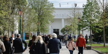 Bezuiniging op financiering Biënnale vanwege deelname Rusland