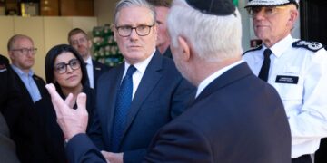 Starmer uitgejouwd tijdens bezoek aan plaats antisemitische aanval in Noord-Londen