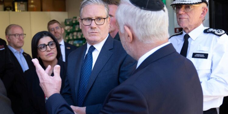 Starmer uitgejouwd tijdens bezoek aan plaats antisemitische aanval in Noord-Londen