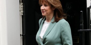 Minister Reeves woedend over Amerikaanse Iran-strategie