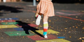 Burgemeester van Parijs onthult plan tegen seksuele intimidatie bij kinderen