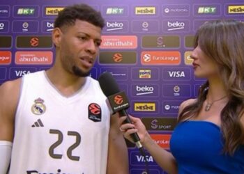 Deniz Aksoy interviewt Tabares vanuit een doos