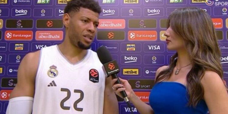 Deniz Aksoy interviewt Tabares vanuit een doos