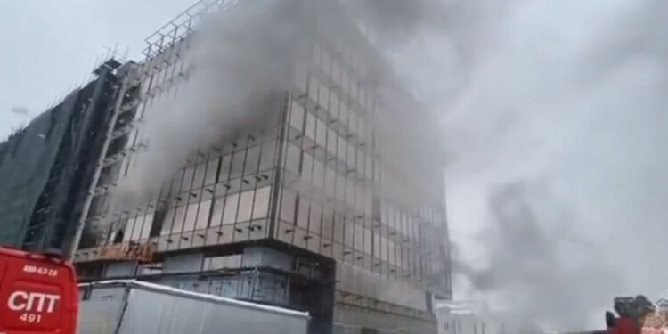Zeven doden bij brand in bouwgebouw met 200 mensen in Moskou