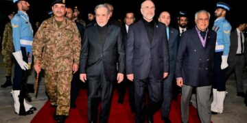 Pakistaanse legerleider wisselt van uniform tussen Amerikanen en Iraniërs