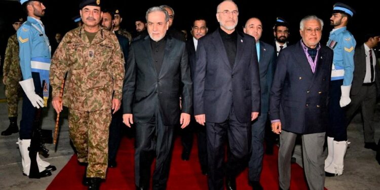 Pakistaanse legerleider wisselt van uniform tussen Amerikanen en Iraniërs