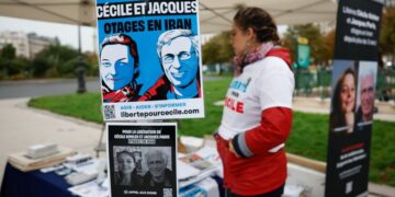 Franse staatsburgers vrijgelaten uit Iran keren terug naar huis